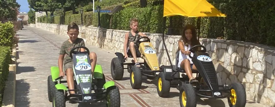 Παιδιά σε go-kart με πετάλια