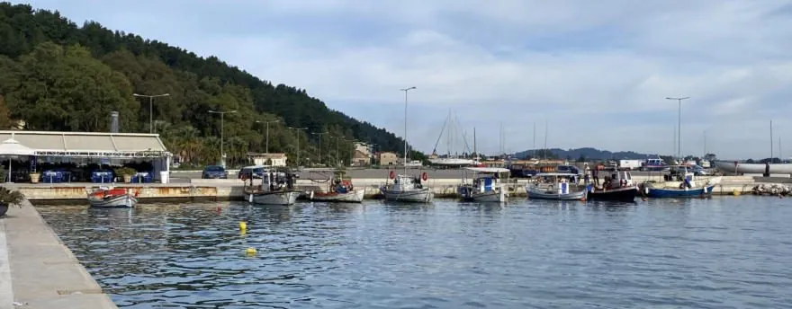 Το λιμάνι του Κατακόλου με τις βάρκες